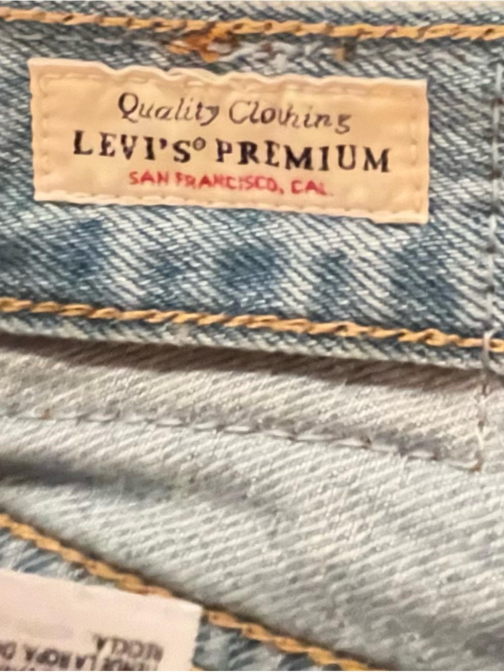 Levi's- Baggy Relaxed Fit Light Wash Jorts. Size: 30 - Picture 6 of 9